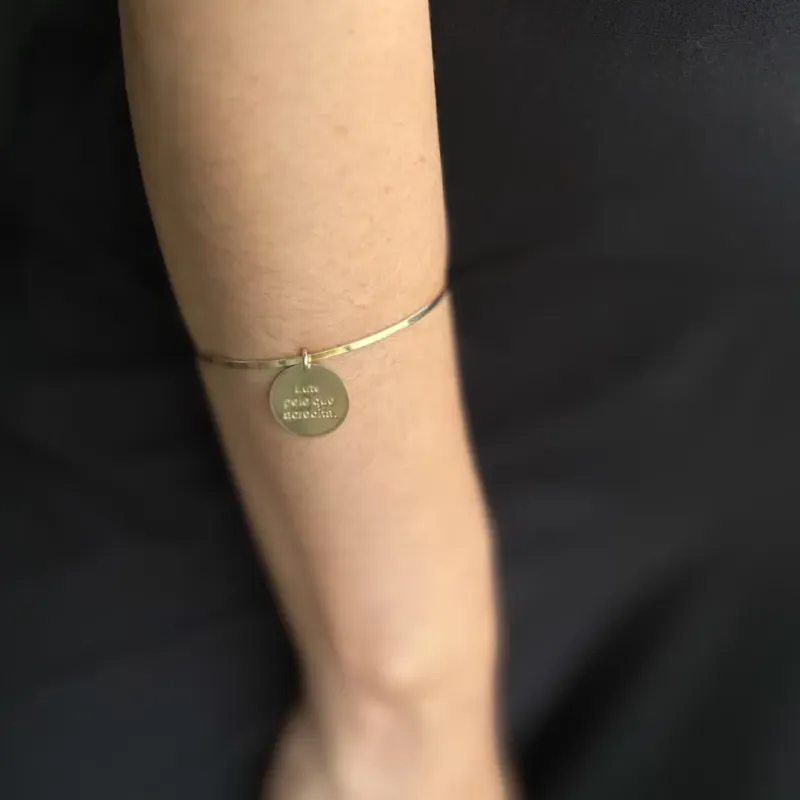 Pulseira Dourada Bracelete Lute pelo que acredita