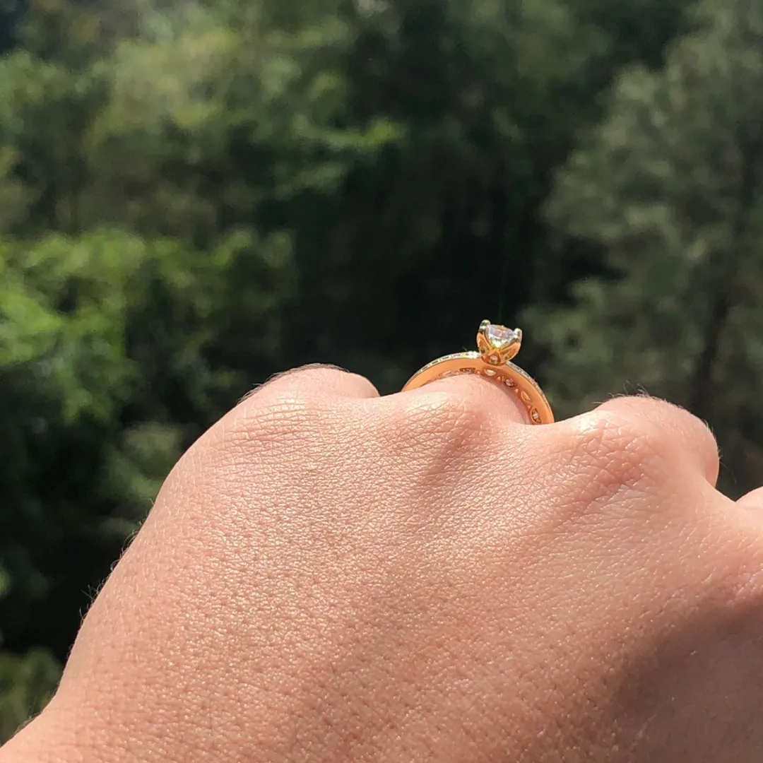 Anel Dourado Solitario Trabalhado em Volta