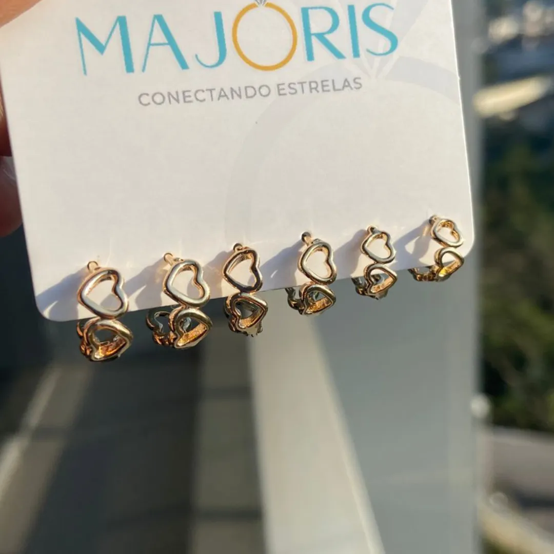 BRINCO DOURADO TRIO ARGOLAS COM CORAÇÕES VAZADOS